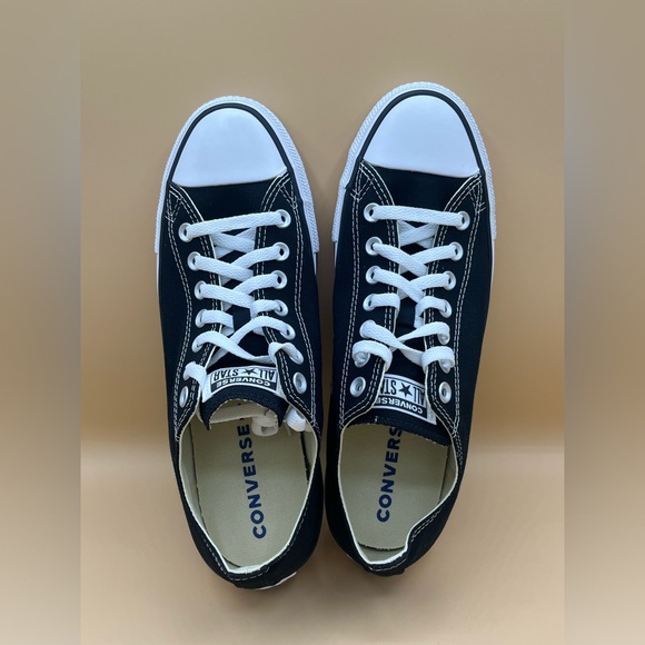 Converse low cut Chuck Taylor. Unisex style men’s size 9 or women’s size 11 - Picture 2 of 5